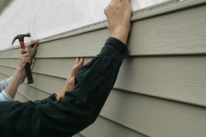 homeowners-vinyl-siding-they-are-laying